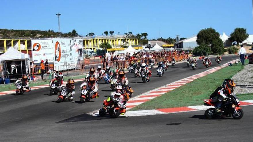 Jóvenes pilotos compiten durante una carrera en el Circuit Tormo.