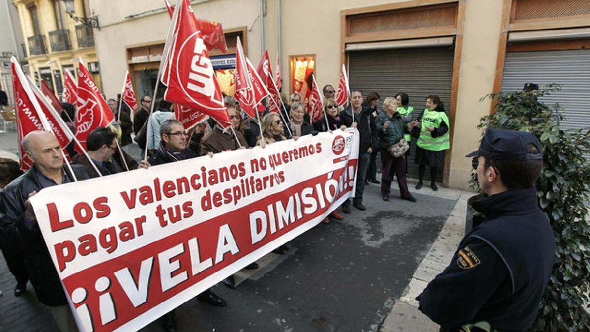 Funcionarios valencianos protestan contra los recortes de la Generalitat, este martes, frente al Parlamento autonómico.