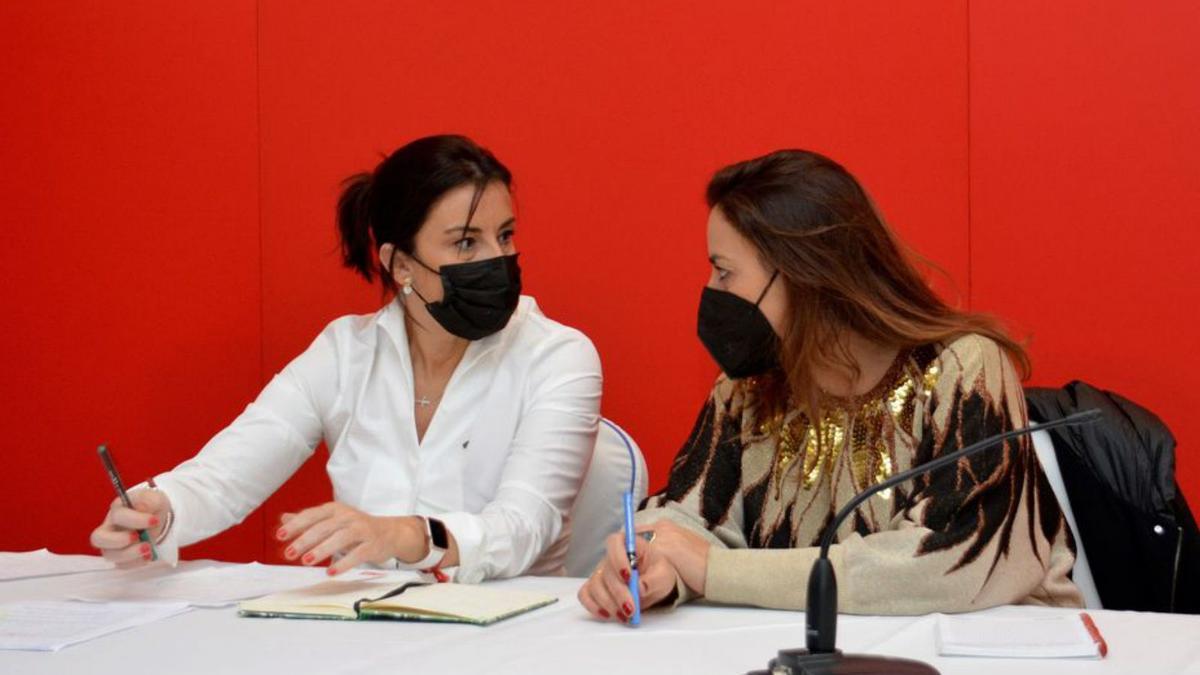 Ana Sánchez y Miriam Andrés charlan antes de la rueda de prensa.