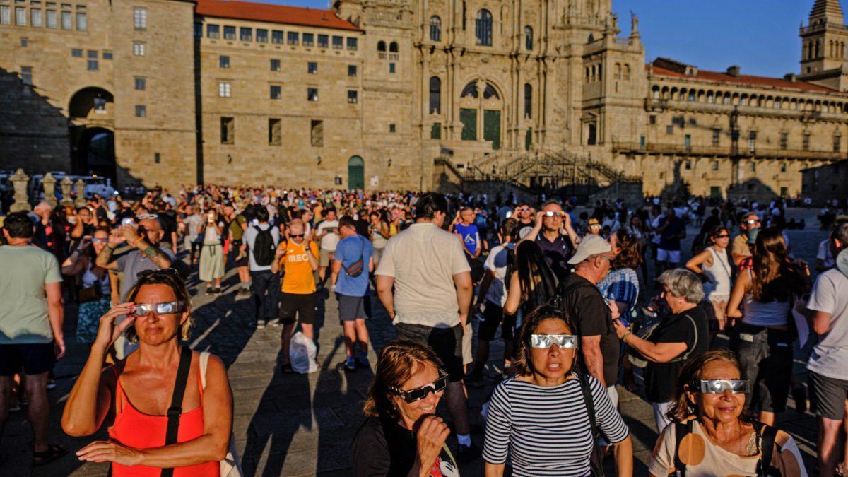 Parte del público en el Obradoiro.