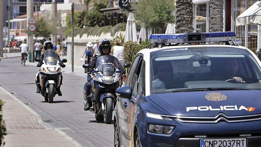 Dotaciones de la Policía Nacional patrullan por la Playa de Palma.