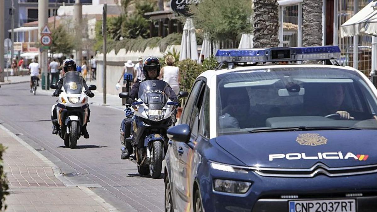 Dotaciones de la Policía Nacional patrullan por la Playa de Palma.