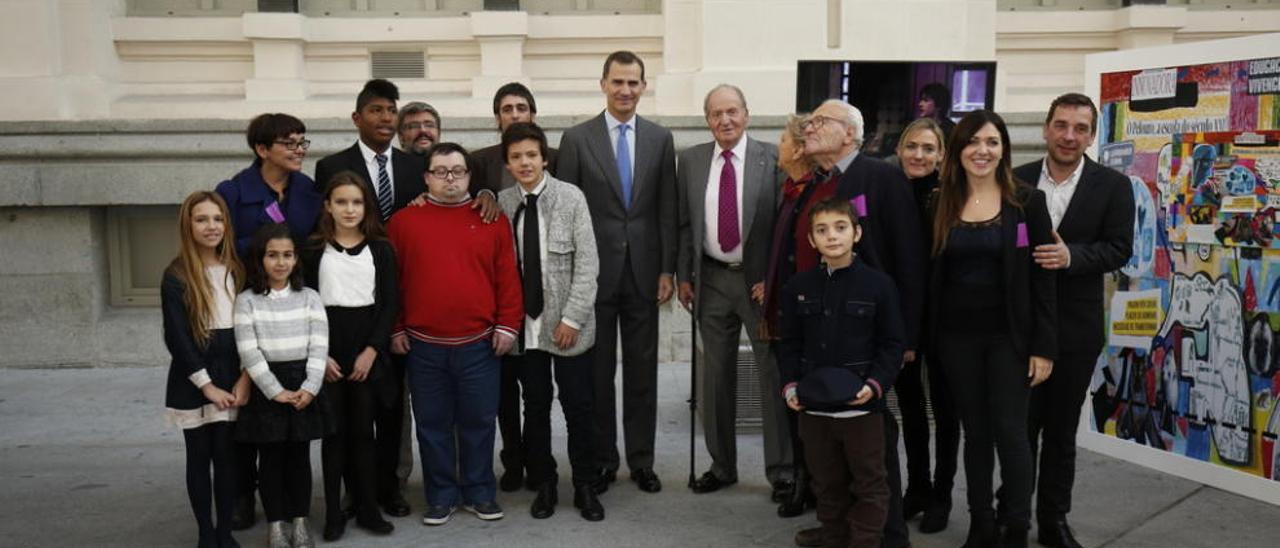 El Rey Felipe VI y Don Juan Carlos, ayer, en Madrid, con alumnos y profesores de O Pelouro.
