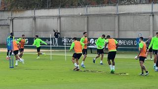 El Betis entrena con la baja de Perraud por paternidad y la ausencia por molestias de Cardoso