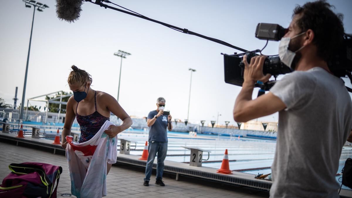 Michelle Alonso sale de la piscina Acidalio Lorenzo, durante el rodaje de la película que tratará sobre su vida.