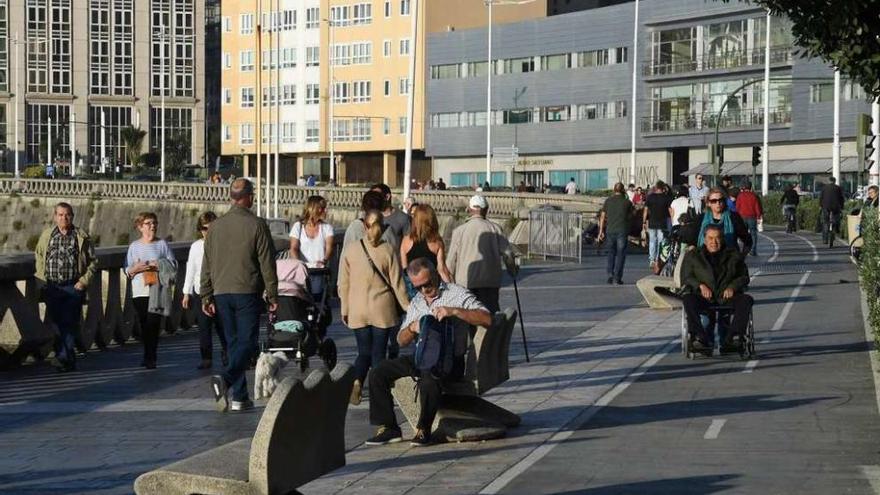 Gente paseando ayer por el paseo marítimo de A Coruña.