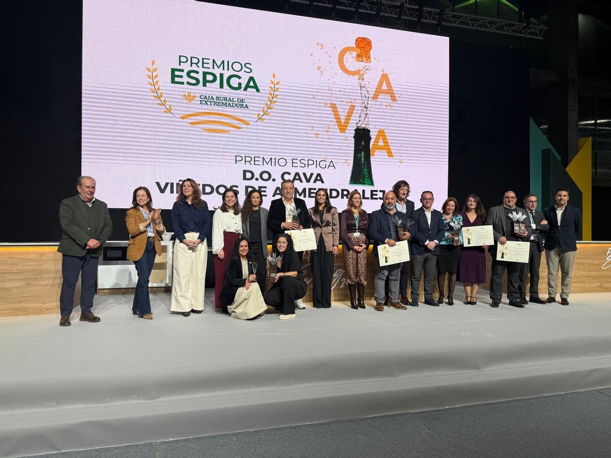 Foto de familia de los galardonados en los premios Espiga a los mejores cavas.