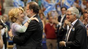 Mariano Rajoy y Esperanza Aguirre en un mitin del PP. 