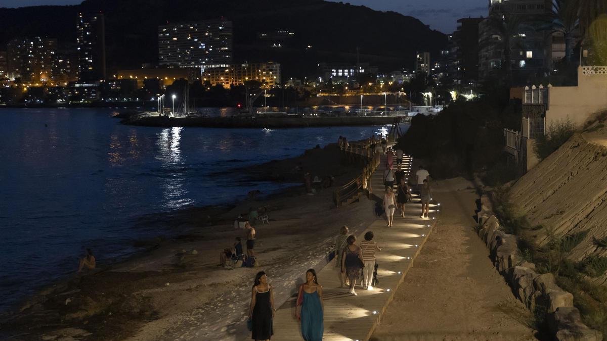 La Almadraba suspende como playa y aprueba como paseo