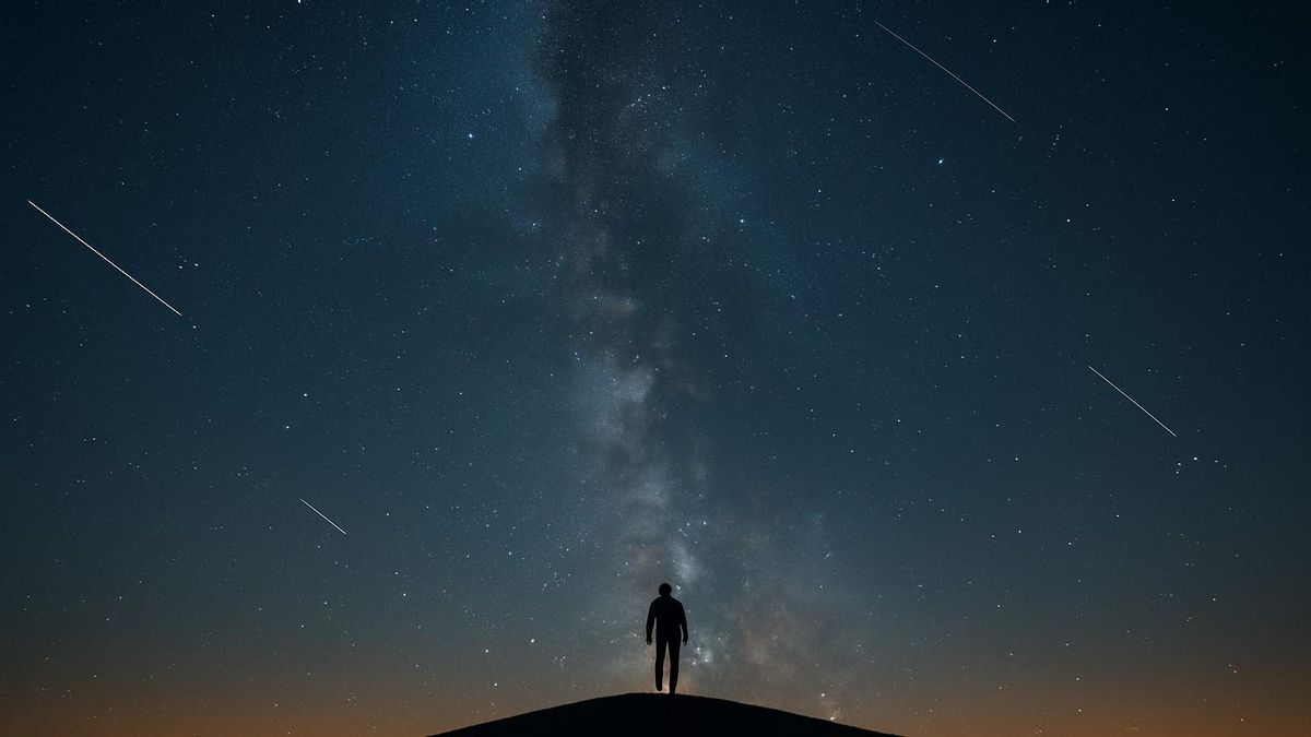 Simulación de la lluvia de estrellas Perseidas o lágrimas de san Lorenzo.