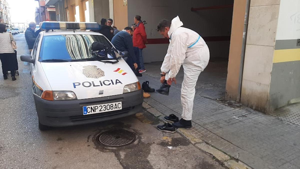 Agentes de la Policía Científica se ponen los monos antes de meter en el garaje siniestrado de Palma.