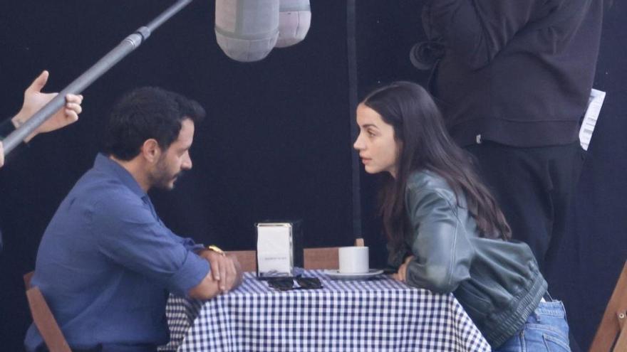 Así es el pueblo gallego donde Ana de Armas rueda su nueva serie: con balcones de colores y el mejor pulpo de Galicia