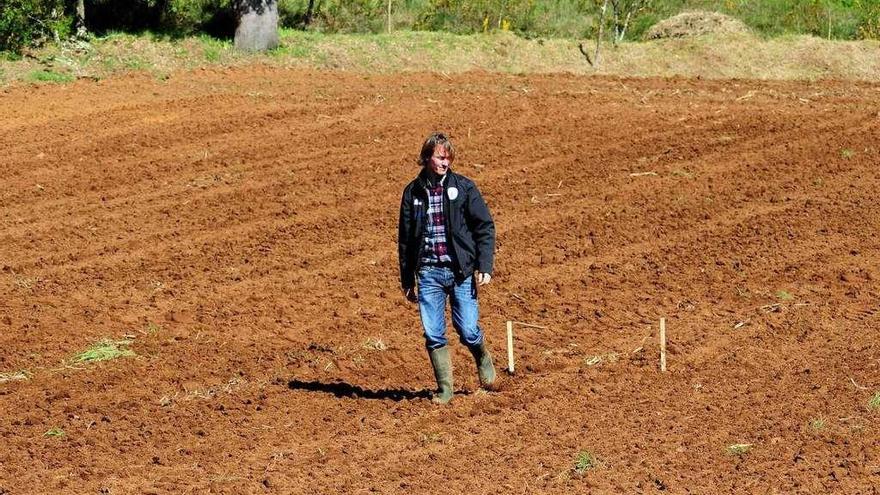 David Sueiro, en una finca de Camanzo, en abril de 2013. // Bernabé/Javier Lalín