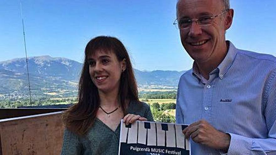 L&#039;alcalde de Puigcerdà, Albert Piñeira, i la responsable del festival, la pianista local Laia Martín