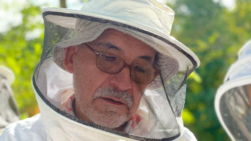 «El apicultor adquiere un compromiso moral con sus abejas, las tiene que cuidar»
