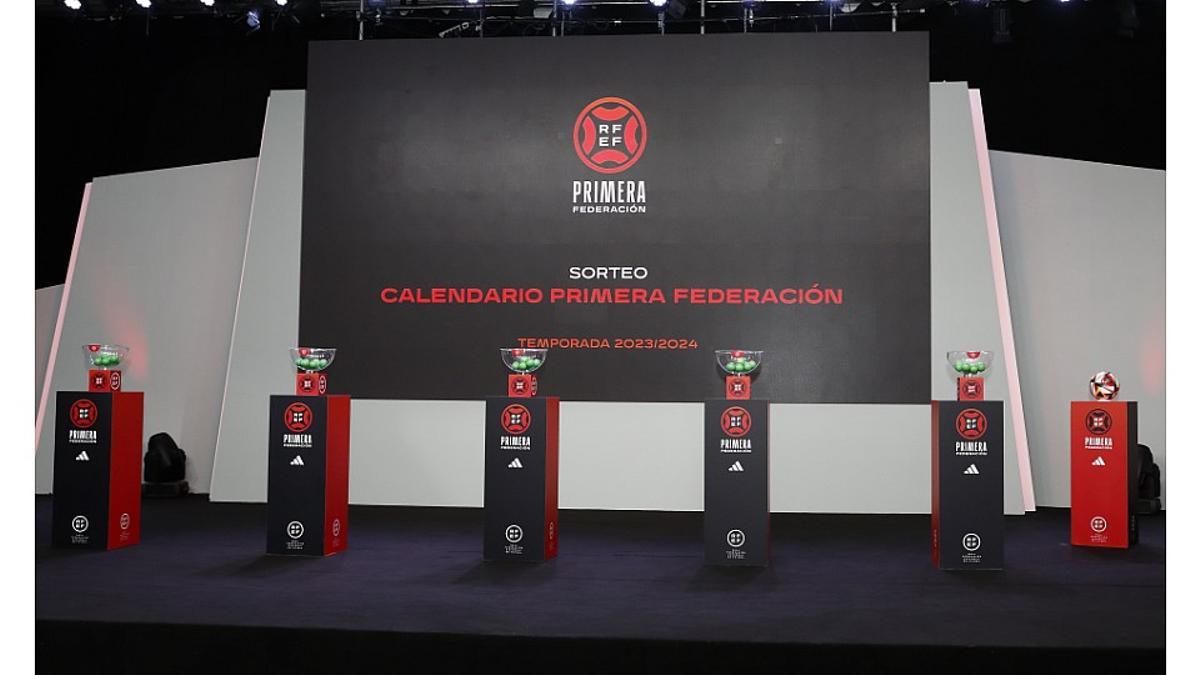 Imagen del acto del sorteo del calendario de competición de Primera RFEF celebrado hoy en Madrid.