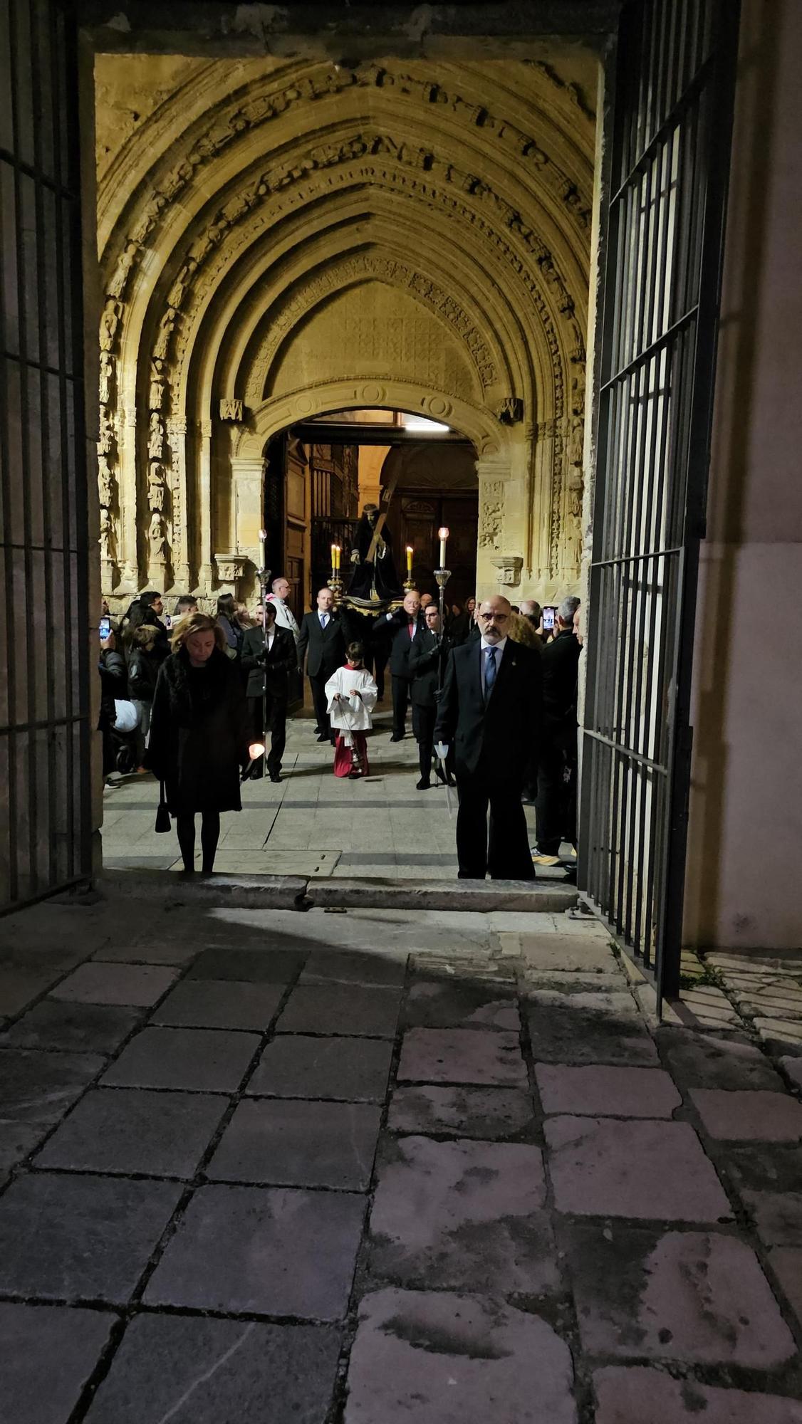 La procesión más corta y traslado de imágenes del Santo Entierro en Orihuela