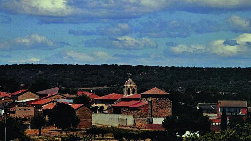 De izquierda a derecha panorámica de la localidad, plano de nuestra ruta, palomar, iglesia, bodega y paisaje de monte.