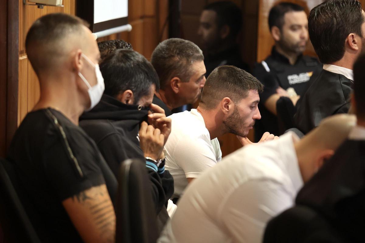 Los acusados por el crimen de El Rosao, vecino de Moratalla, en la primera sesión del juicio.