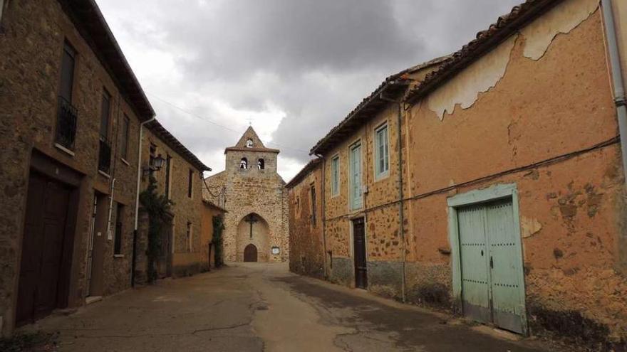 A la derecha, casa del curato de Ayoó de Vidriales, al fondo la iglesia parroquial.