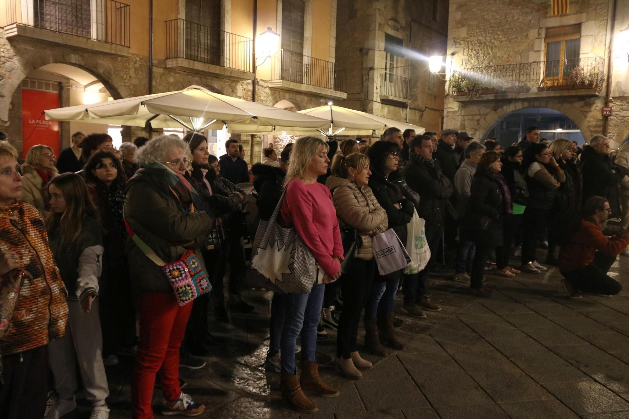 Multitudinària concentració a Torroella per reclamar justícia per la veïna assassinada