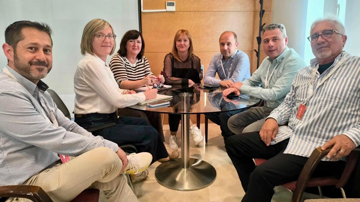 Reunión entre las diputadas socialistas en Les Corts y los representantes del PSPV-PSOE comarcales.