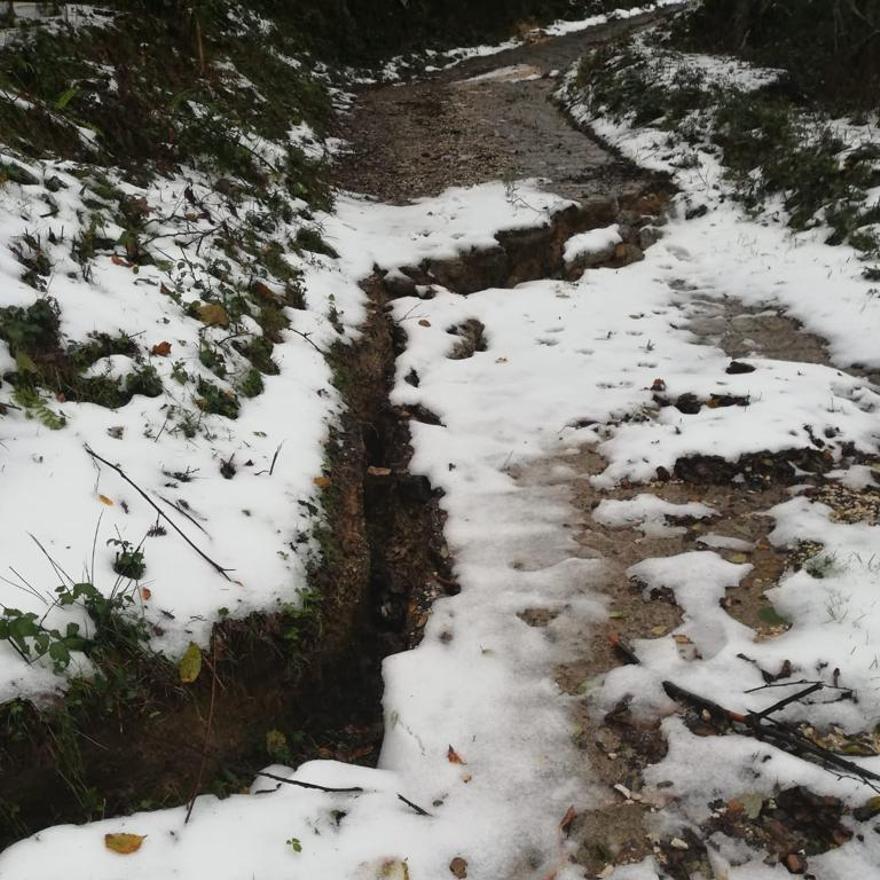 Una pista ganadera en Canga de Onís, rajada por la lluvia.