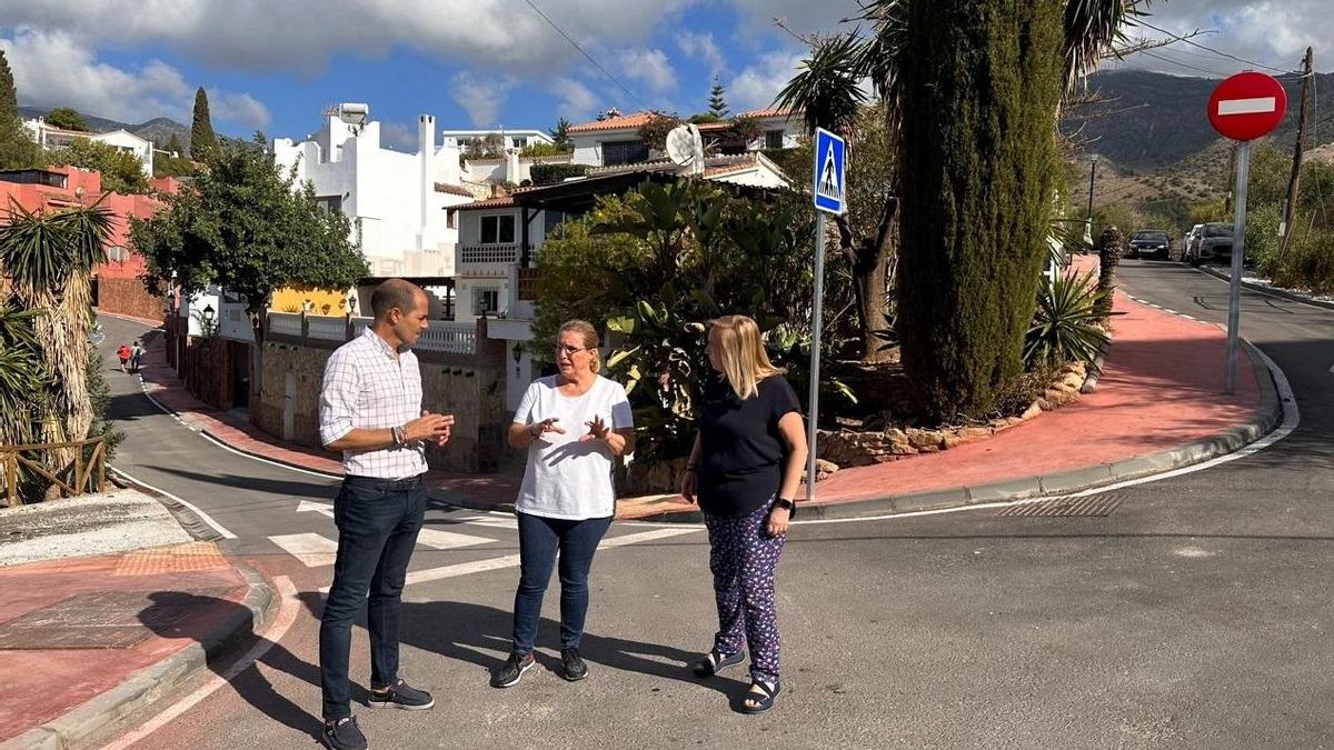 La alcaldesa de Fuengirola, Ana Mula, en la zona de Torreblanca.