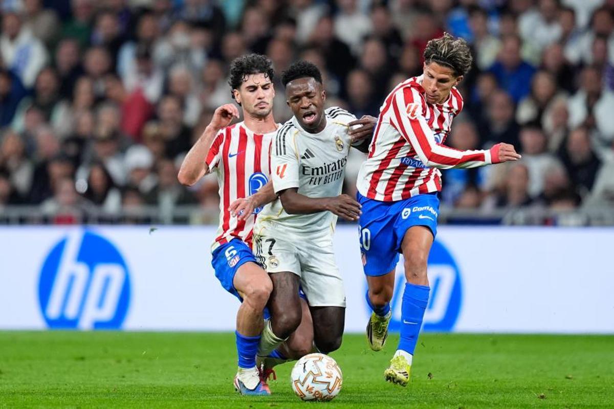 Johnny Cardoso vio la amarilla por una falta sobre Vinicius