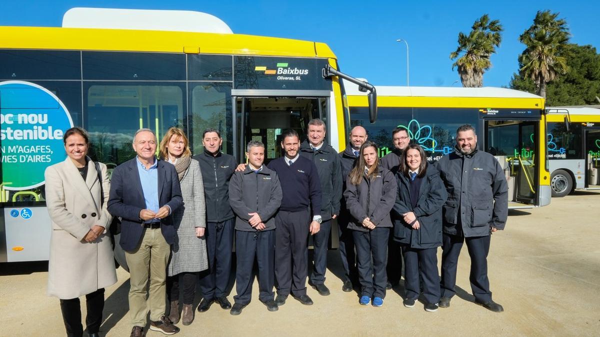 Imagen de la presentación de los nuevos vehículos y de las mejoras en el servicio de autobús de Sant Boi, este lunes