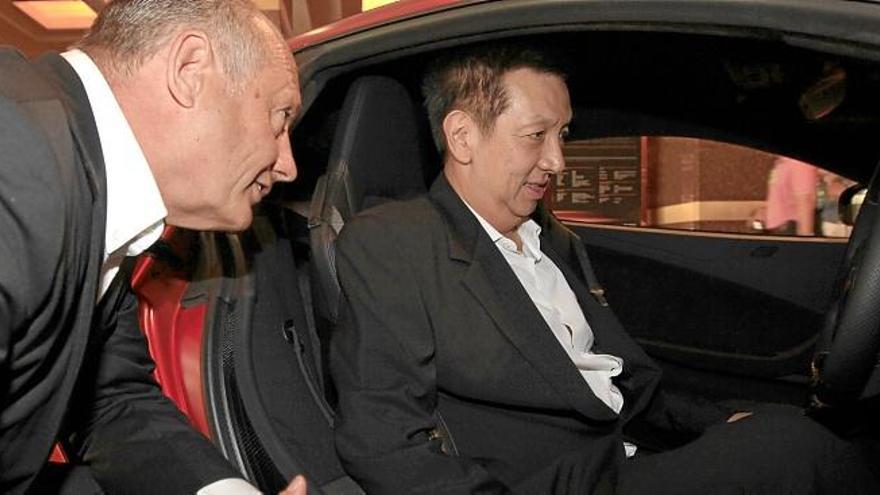 Peter Lim (D) junto a Ron Dennis