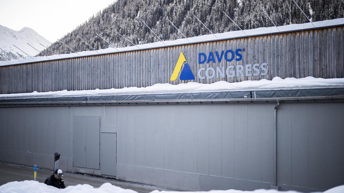 Imagen del Palacio de Congresos de Davos, con montañas de los Alpes al fondo.