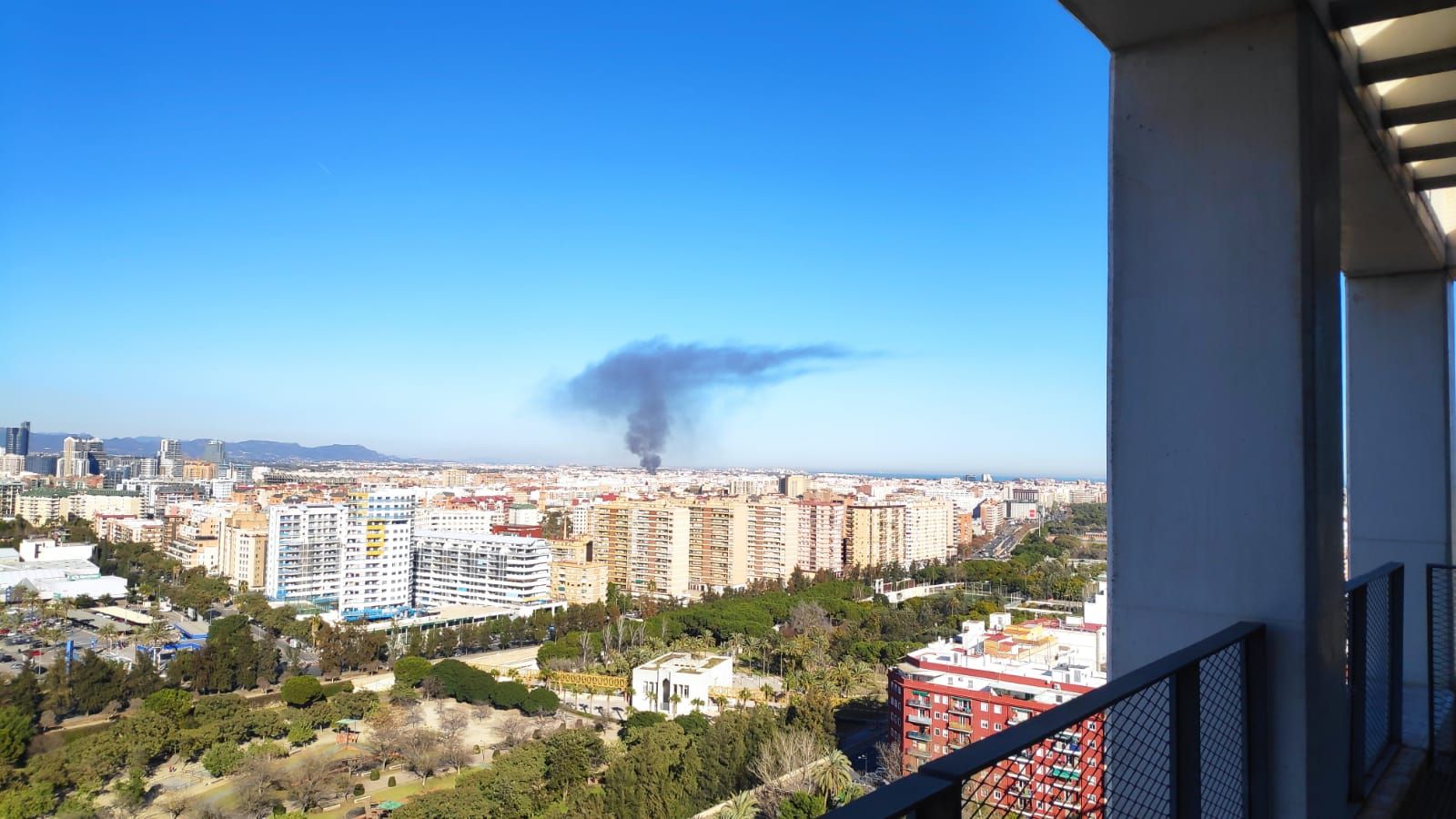 Incendio en una nave industrial de Tavernes Blanques