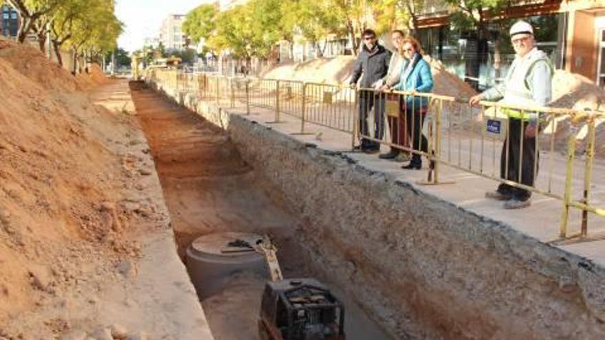 Instalación del colector de aguas pluviales en la calle Lo Torrent.