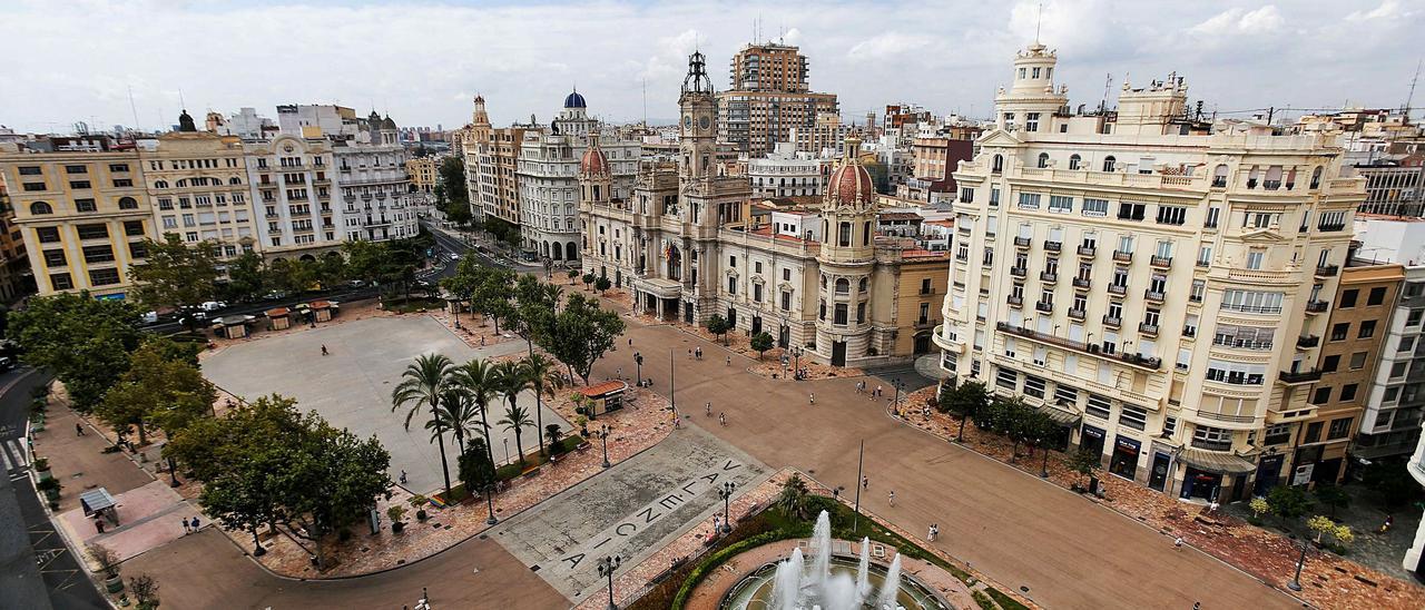 La peatonalización de la Plaza del Ayuntamiento de València ha generado todo tipo de opiniones a favor y en contra. | LEVANTE-EMV