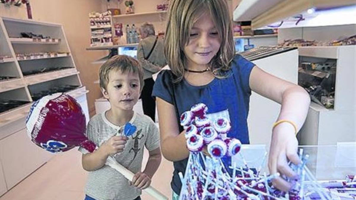 Dulce 8 Dos niños con los míticos Kojak, en una tienda de Barcelona.