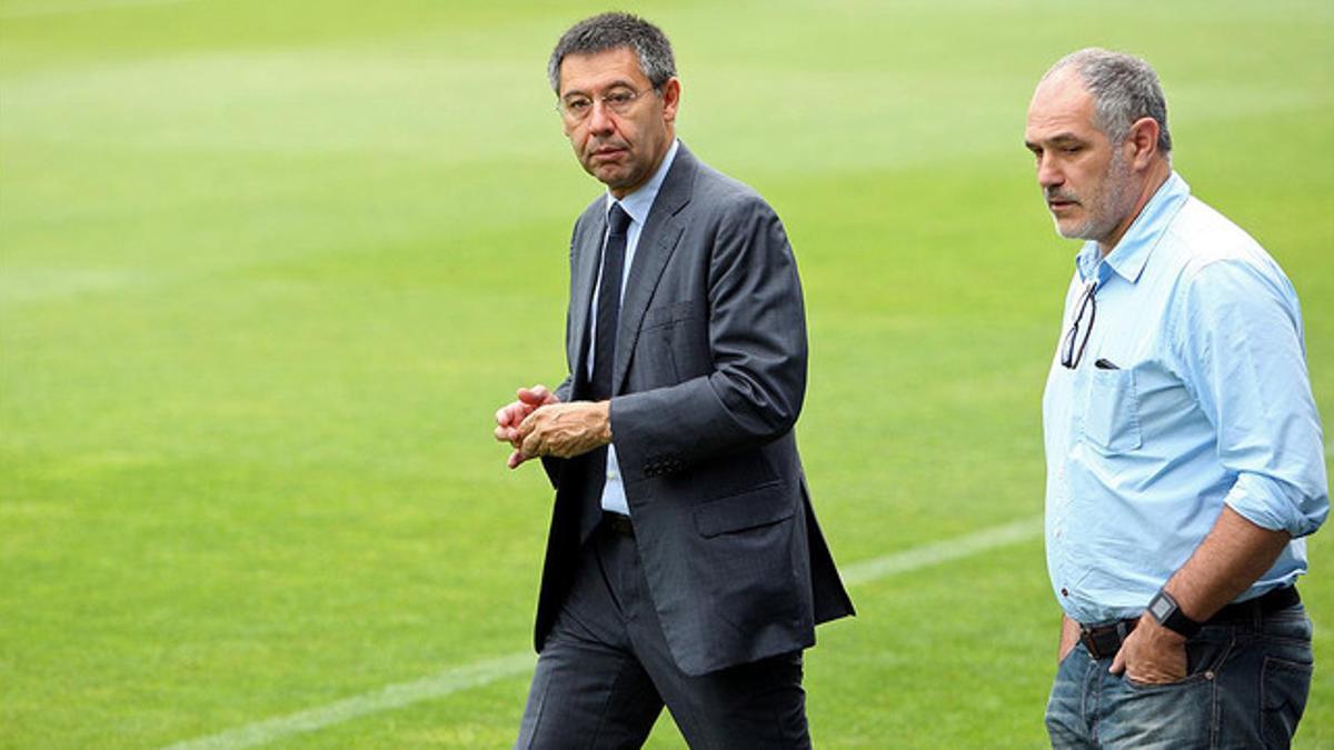 El presidente del Barça, Josep Maria Bartomeu, y el director deportivo, Andoni Zubizarreta, en el césped del Camp Nou