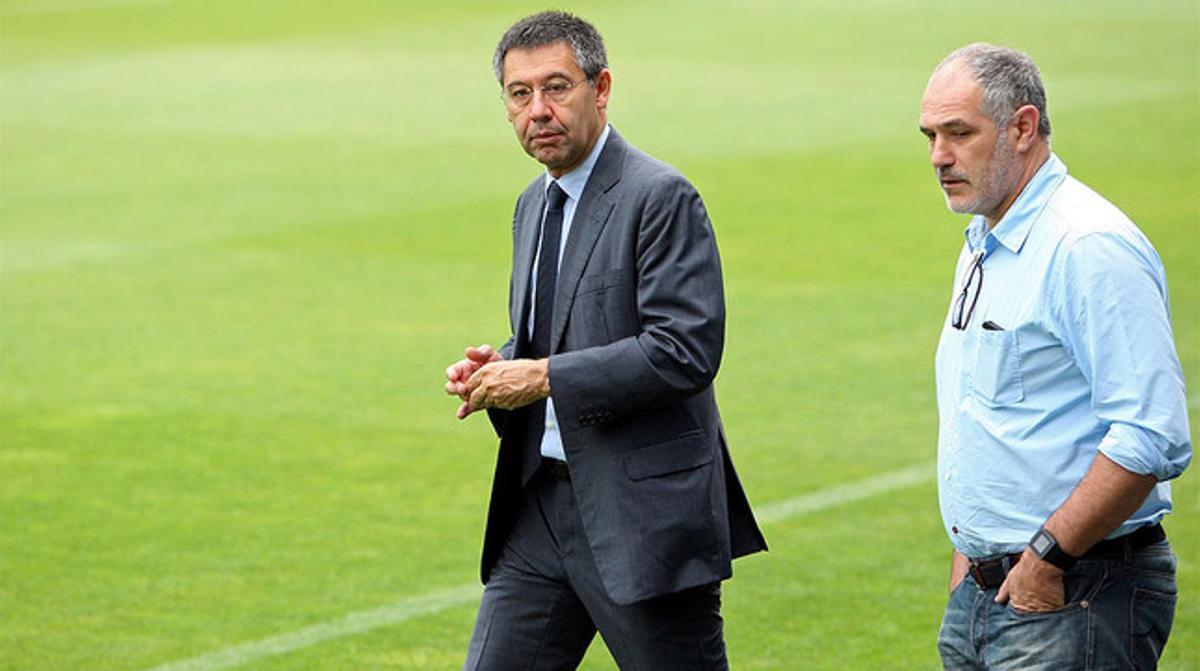 El president del Barça, Josep Maria Bartomeu, i el director esportiu, Andoni Zubizarreta, a la gespa del Camp Nou.