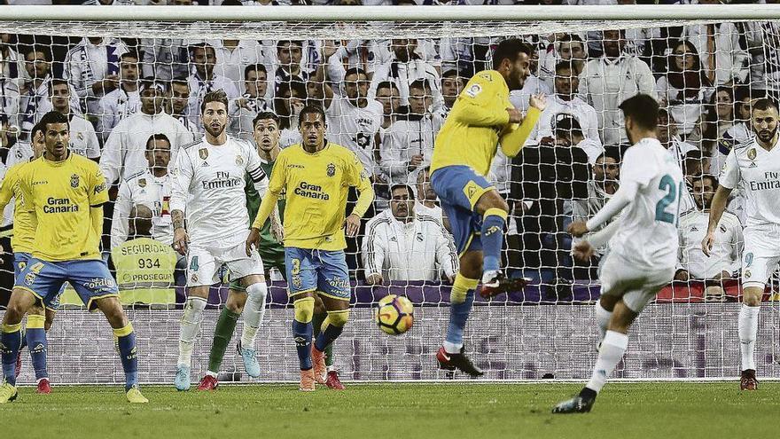 Marco Asensio conecta el remate que supuso el segundo gol del Real Madrid.