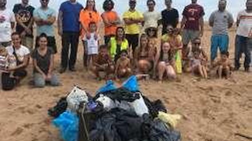 Voluntarios, con la basura.