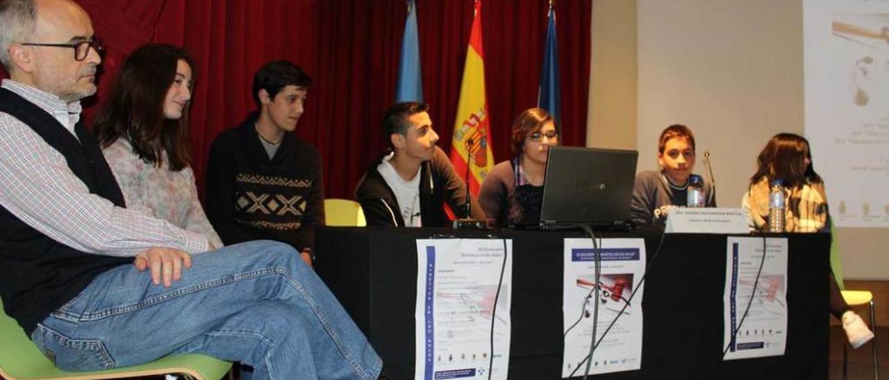 El grupo de alumnos que expuso el caso de la muerte digna, junto al profesor Farruco Graña (izquierda).