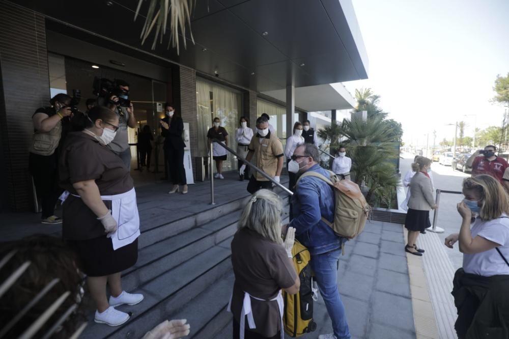 Llegada de los primeros turistas del plan piloto a los hoteles de la Platja de Palma.