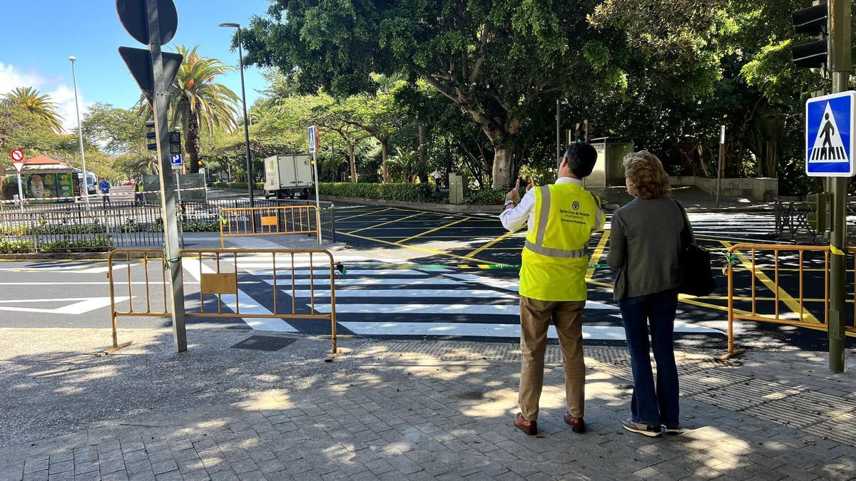 El concejal de Servicios Públicos, Carlos Tarife, visita la obra del cruce de la Rambla de Santa Cruz con Numancia, la cual ya ha finalizado.