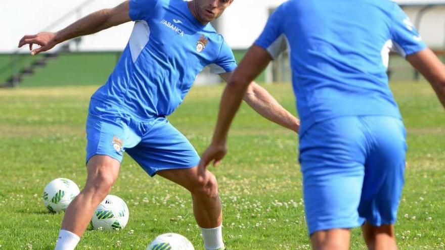 Mario Barco vuelve de cumplir su partido de sanción para jugar el partido ante el Tudelano. // G. Santos