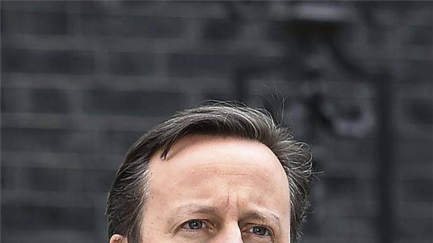 Cameron dice a los británicos que Miliband les &quot;robará la cartera&quot;