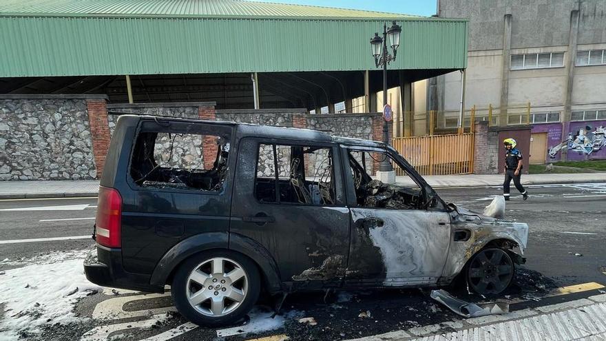 Aparatoso incendio en El Cristo: arde un todoterreno en el que viajaba una familia