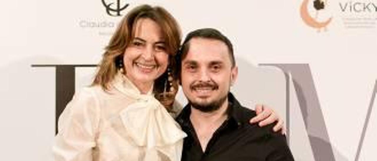 Rubén Hernández con la actriz Cuca Escribano.