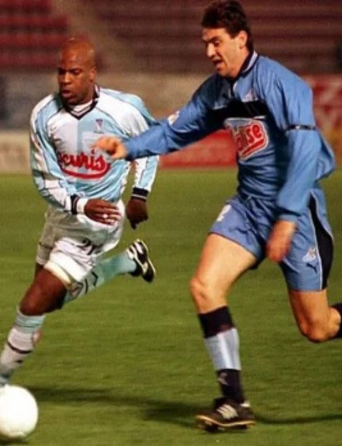 Ballesteros corre por el balón en el cruce copero de 1999. | | E.D.