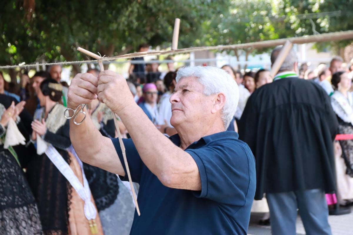 Un trabajador de la pirotecnia de Reyes Martí, preparando la mascletà de este lunes en Castelló.