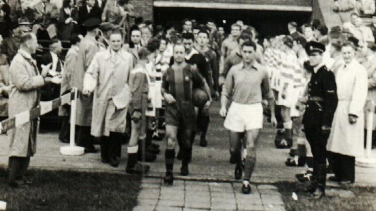 La salida de los equipos al terreno de juego. César, leyenda azulgrana, era el capitán del FC Barcelona